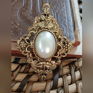 Brooch/ Pendant Vintage Faux Pearl Intricate Gold Frame